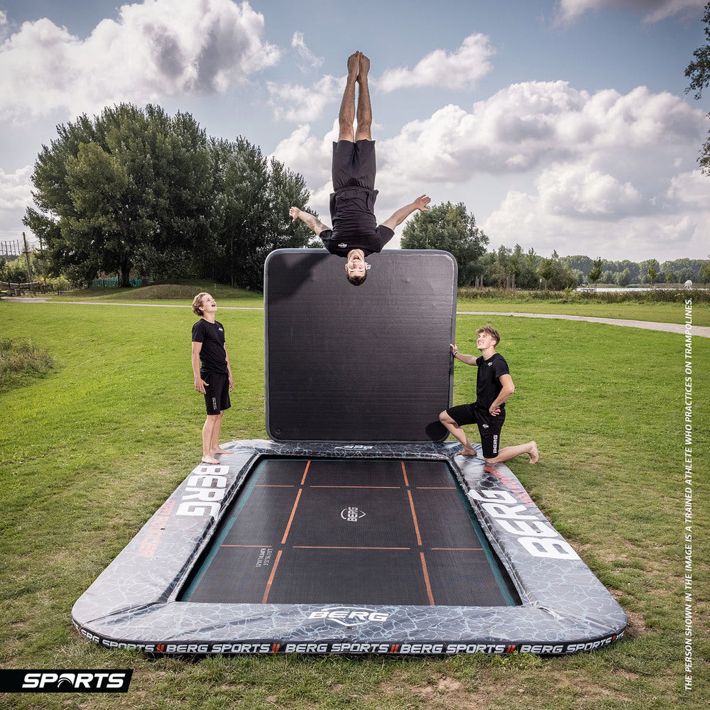 BERG ULTIM PRO BOUNCER 16.5 x 10ft FLATGROUND + AEROWALL 2X2 BLK&GRY